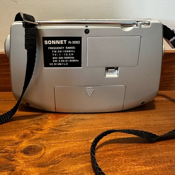 Sonnet Portable Radio R-3582 12 Band World Receiver FM/AM Dynamo Rechargeable - Picture 4 of 4
